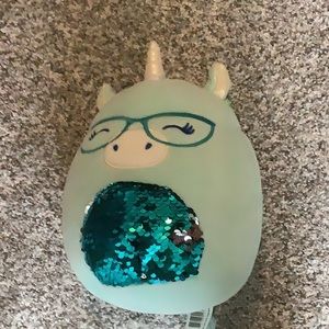 This is a teal unicorn squish mellow and the sequence flips from teal to Silver.